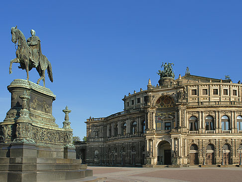 Fotos Semperoper mit Statue | Dresden
