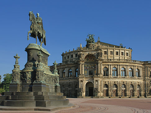 Foto Semperoper mit Statue - Dresden