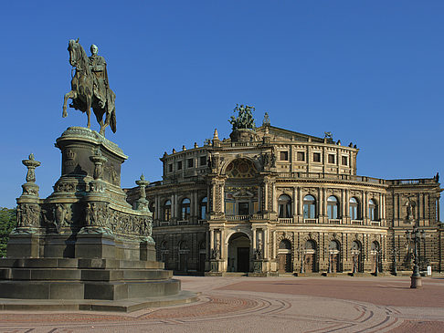 Semperoper mit Statue Foto 