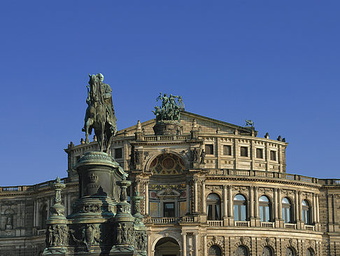 Semperoper mit Statue Fotos