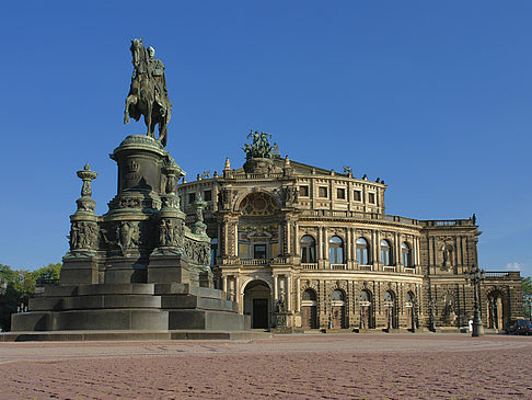 Semperoper mit Statue