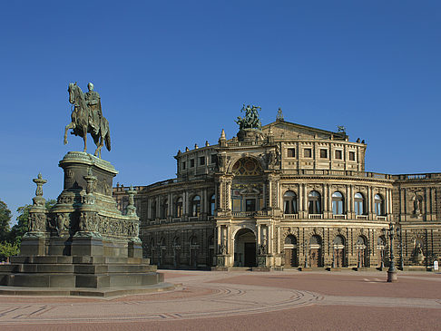 Semperoper mit Statue Foto 