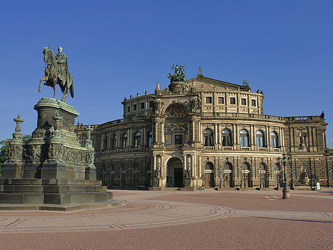 Semperoper mit Statue Fotos