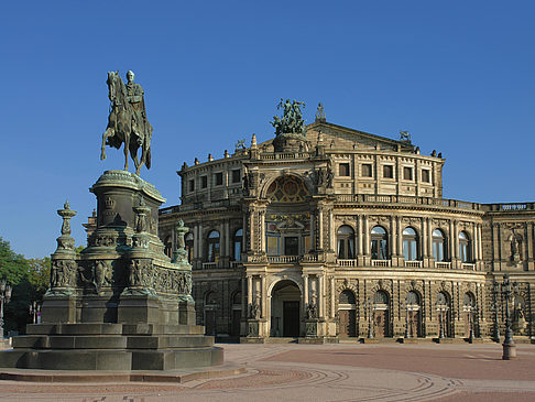 Foto Semperoper mit Statue - Dresden