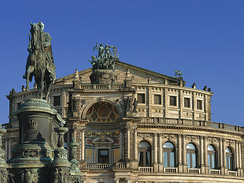 Foto Semperoper mit Statue - Dresden