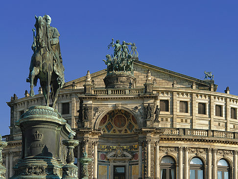 Fotos Semperoper mit Statue