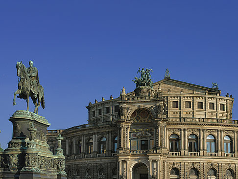 Foto Semperoper mit Statue - Dresden