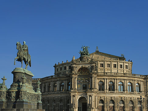 Semperoper mit Statue Foto 