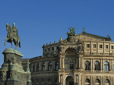 Fotos Semperoper mit Statue | Dresden