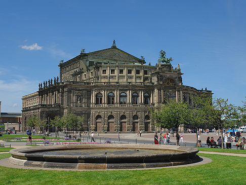 Foto Semperoper mit Springbrunnen