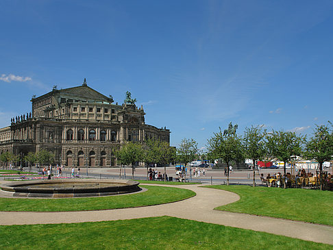 Foto Semperoper mit Springbrunnen