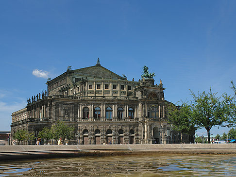 Semperoper mit Springbrunnen