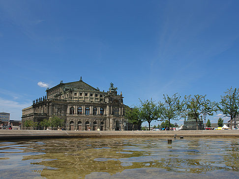 Foto Semperoper mit Springbrunnen - Dresden