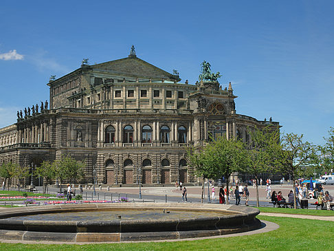 Foto Semperoper mit Springbrunnen - Dresden