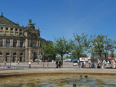 Semperoper mit Springbrunnen Foto 