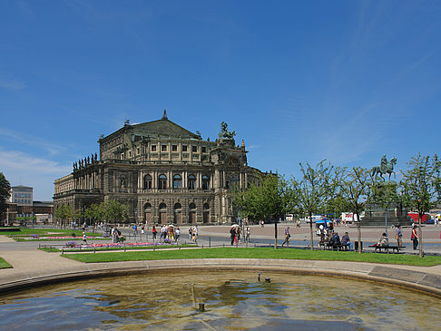 Fotos Semperoper mit Springbrunnen