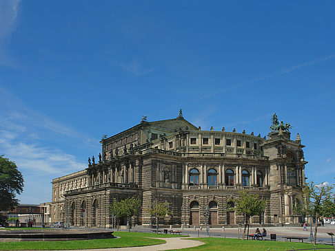 Semperoper mit Springbrunnen