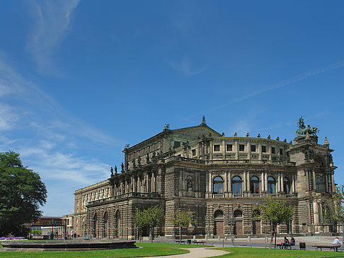 Semperoper mit Springbrunnen Fotos