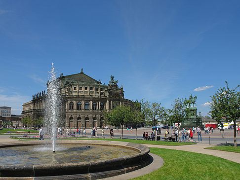 Semperoper mit Springbrunnen Fotos