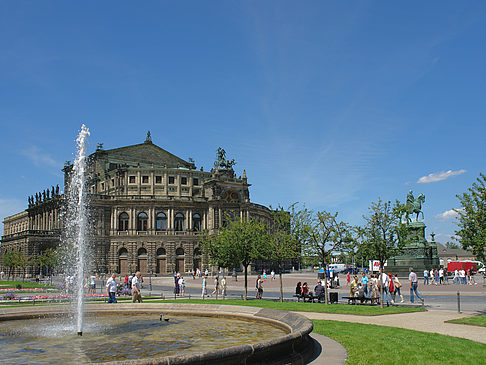 Foto Semperoper mit Springbrunnen
