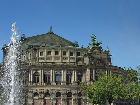 Semperoper mit Springbrunnen Fotos