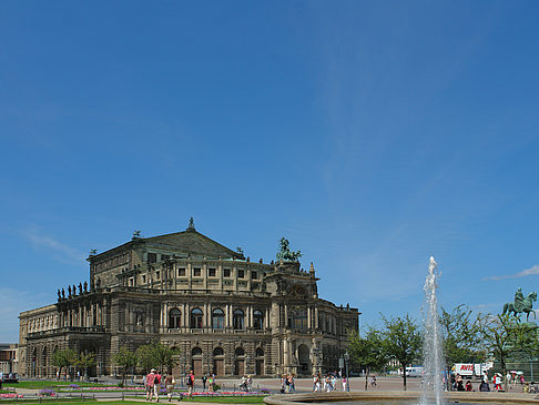 Foto Semperoper mit Springbrunnen - Dresden
