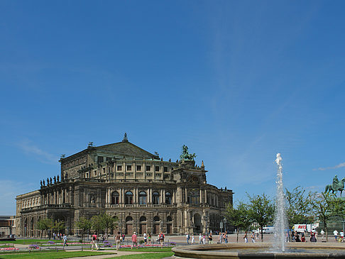 Fotos Semperoper mit Springbrunnen