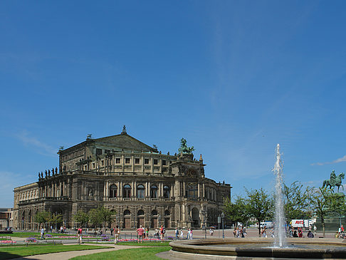 Foto Semperoper mit Springbrunnen