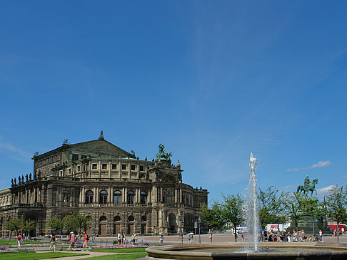 Semperoper mit Springbrunnen Fotos