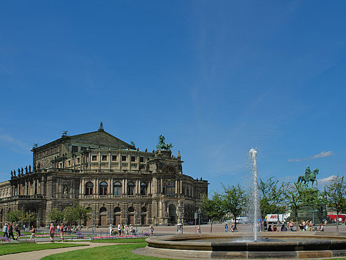 Semperoper mit Springbrunnen