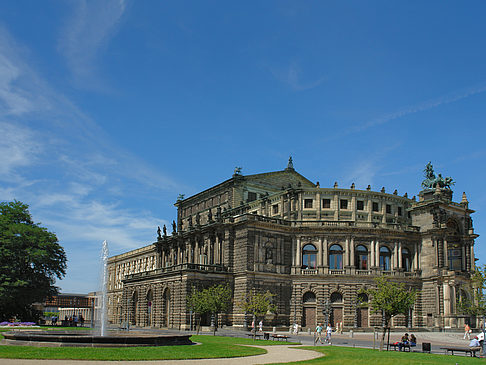 Fotos Semperoper mit Springbrunnen