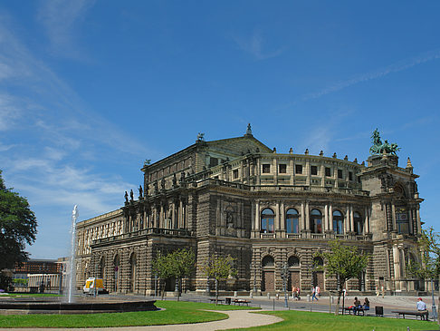 Foto Semperoper mit Springbrunnen - Dresden