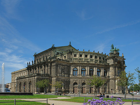 Semperoper mit Springbrunnen Fotos