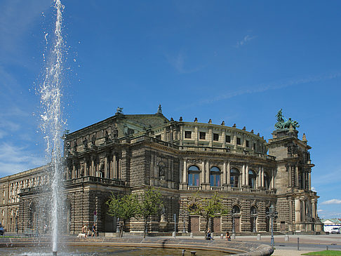 Foto Semperoper mit Springbrunnen
