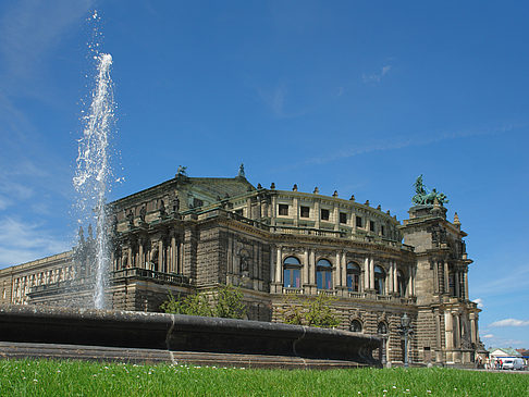 Semperoper mit Springbrunnen