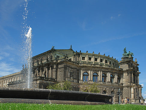 Semperoper mit Springbrunnen