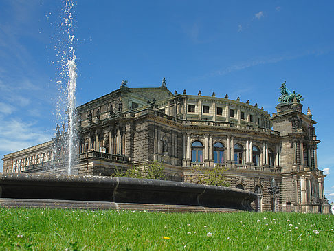 Foto Semperoper mit Springbrunnen - Dresden