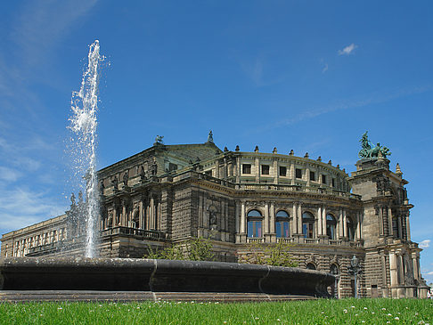 Foto Semperoper mit Springbrunnen