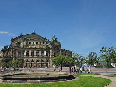 Semperoper mit Springbrunnen