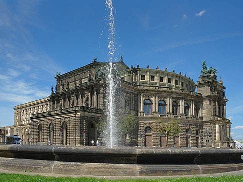 Fotos Semperoper mit Springbrunnen | Dresden