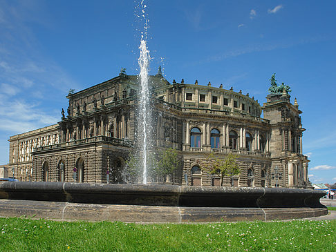 Fotos Semperoper mit Springbrunnen | Dresden