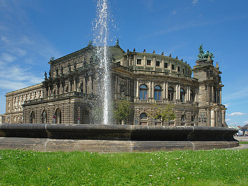 Fotos Semperoper mit Springbrunnen | Dresden