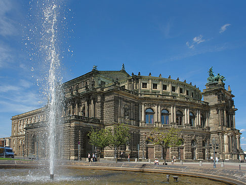 Semperoper mit Springbrunnen Foto 