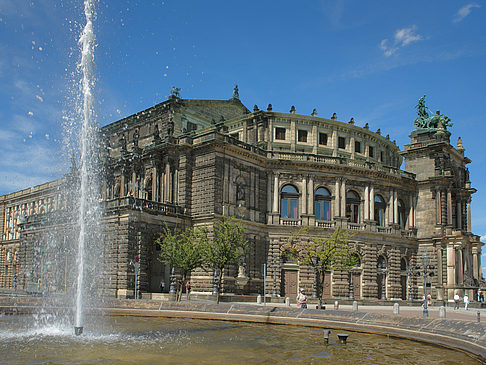 Semperoper mit Springbrunnen