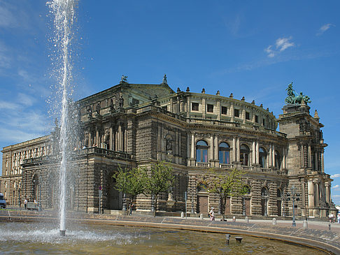 Semperoper mit Springbrunnen