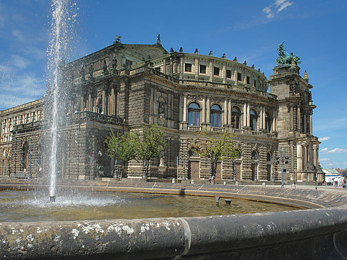 Foto Semperoper mit Springbrunnen - Dresden