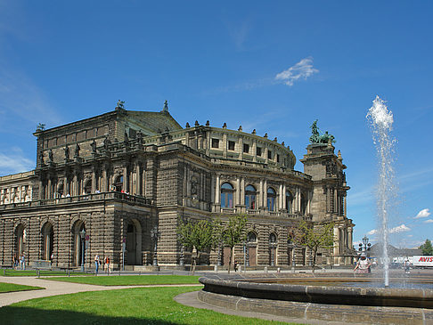Fotos Semperoper mit Springbrunnen