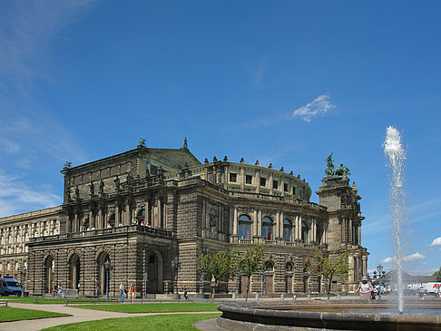 Semperoper mit Springbrunnen