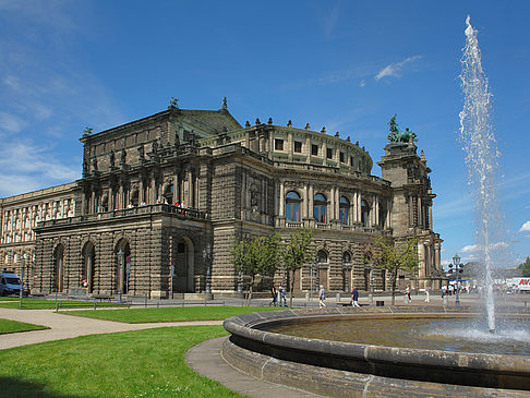 Foto Semperoper mit Springbrunnen