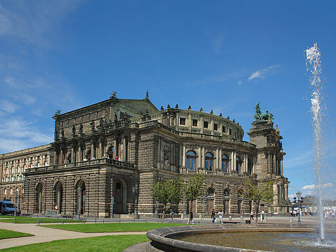 Foto Semperoper mit Springbrunnen